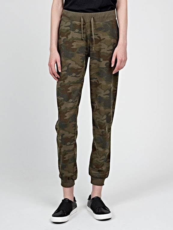 camo sweatpants outfit