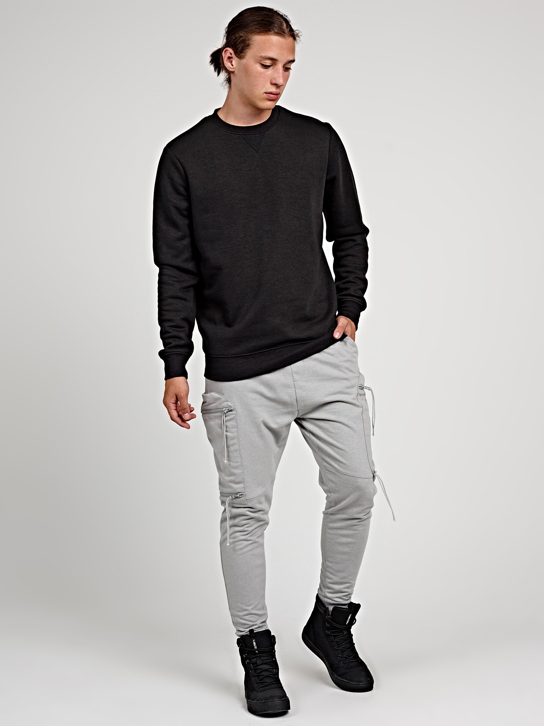 gray sweatpants outfit men