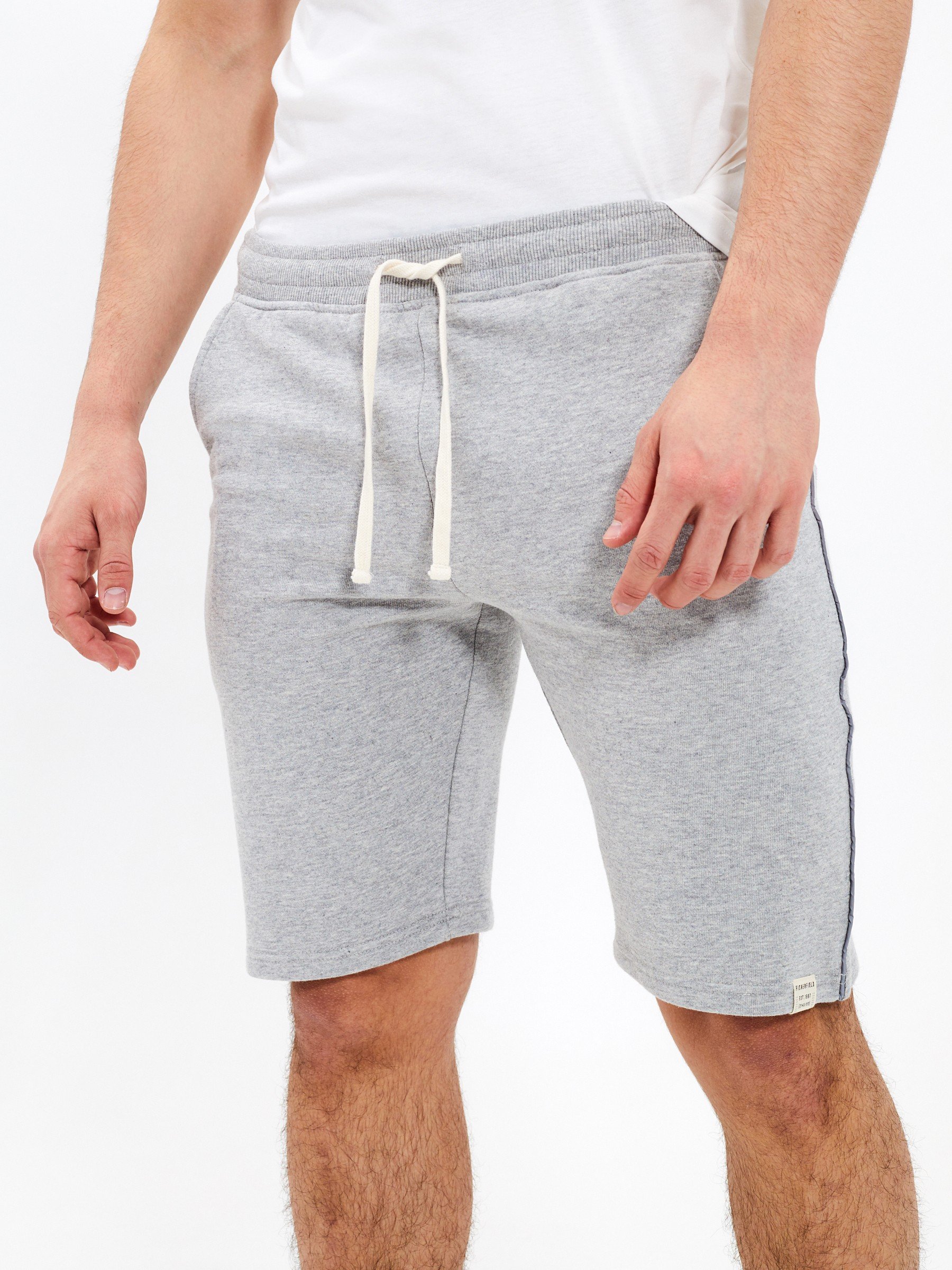 gray sweat shorts outfit